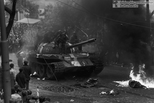 Die Invasion der ČSSR durch Truppen des Warschauer Paktes beendet den Prager Frühling – Sowjetischer Panzer in Prag (21. August 1968)